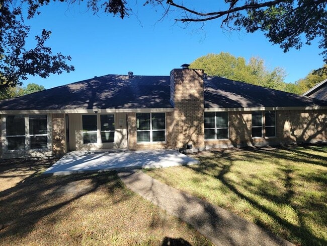 Building Photo - 10403 Pinehurst Dr