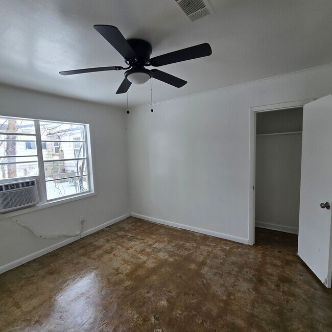 Building Photo - 701 McLain St