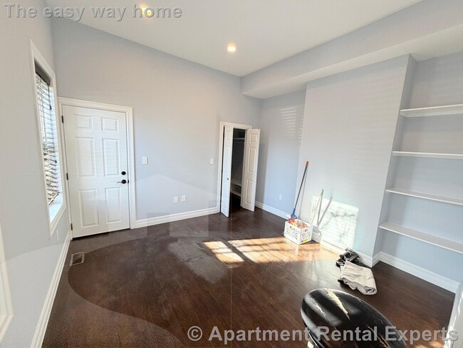 Building Photo - 8 Cross St E