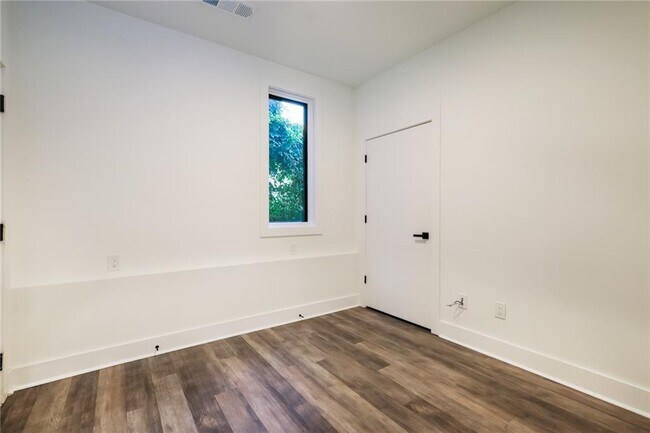 Building Photo - 367 Parkway Dr NE