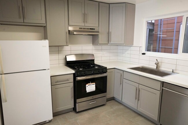 Building Photo - Mid-floor Flat in a duplex located in the Inner Richmond / Laurel Heights.