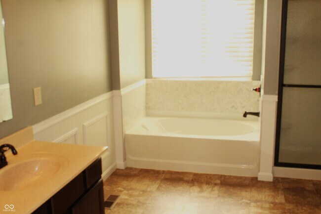 Building Photo - 2244 McGregor Ct