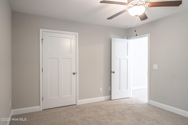 Building Photo - 412 Palisades Dr
