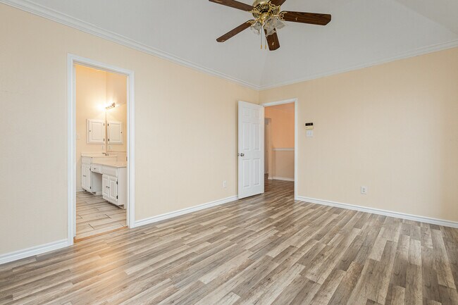 Building Photo - 704 White Oak St