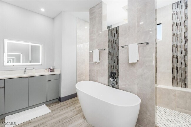 Building Photo - 1802 SW 2nd Terrace