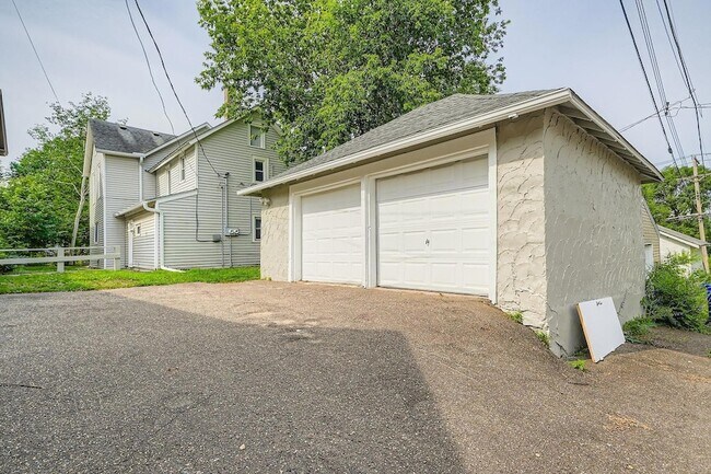 Building Photo - 707 Jenks Ave E