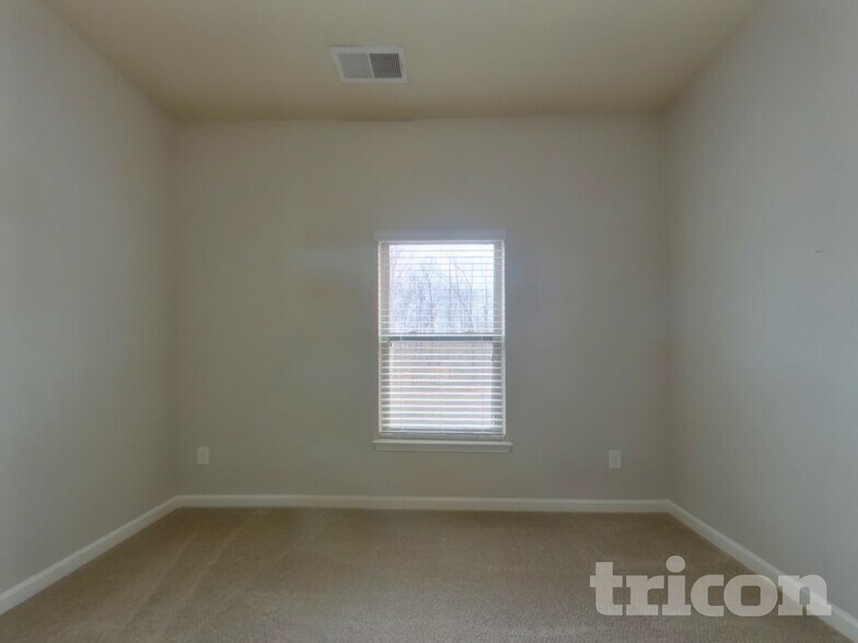 Building Photo - 20 Silver Peak Dr