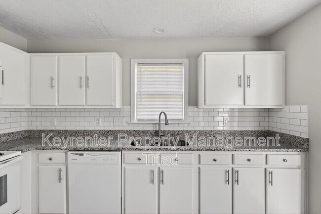 Building Photo - 701 Ashcroft Rd