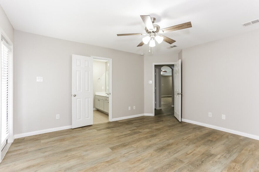 Building Photo - 10041 Silent Hollow Dr