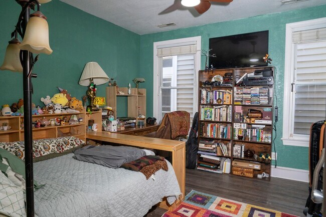 Building Photo - 4-5 Bedroom Single Family Home Located in the Fan/Richmond VA