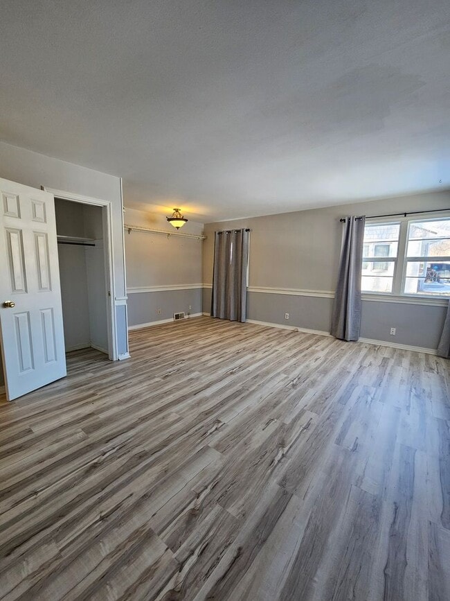 Building Photo - 2 BED | 1 BATH | SINGLE-LEVEL HOME | WEST