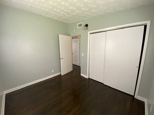 Back Bedroom - 2940 Begonia Rd