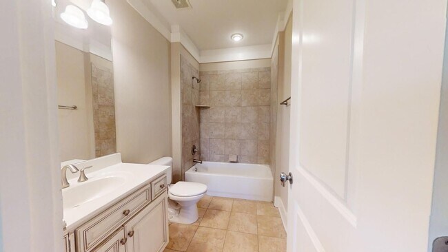 Building Photo - Three Story Townhome Rosemary Gate