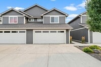 Building Photo - Modern Townhome for rent near the River Di...