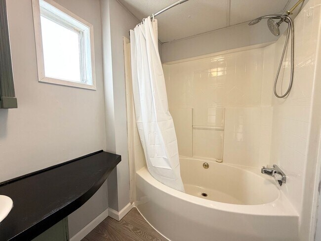 Building Photo - 914 Davenport Rd