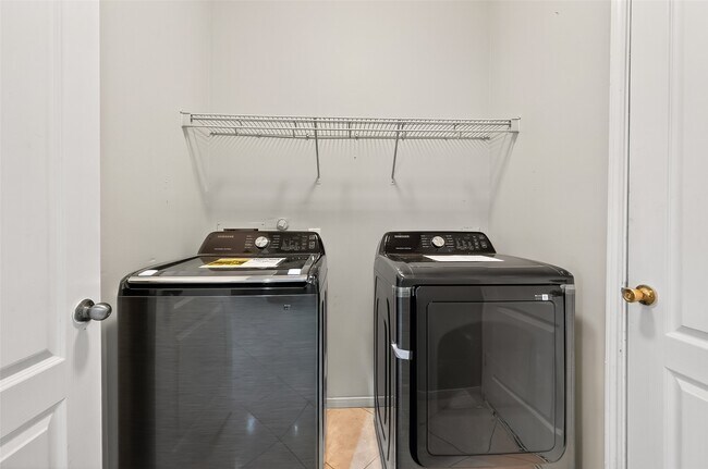 Building Photo - 5623 Brookhollow Oaks Trail