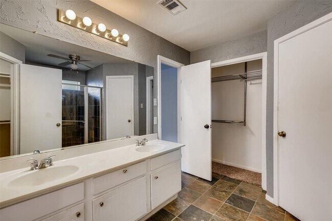 Building Photo - 946 Mesa Terrace Dr