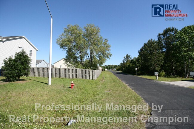 Building Photo - 3 BD/2.5 BA Home with Fenced Yard & Attached Garage