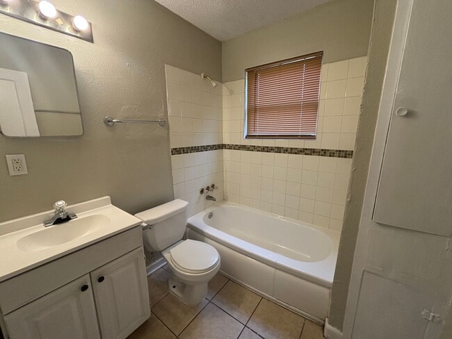 Building Photo - Lovely 4 Bedroom 2 Bath Home with Detached 2 Car Garage and Fully Fenced Huge Yard!!