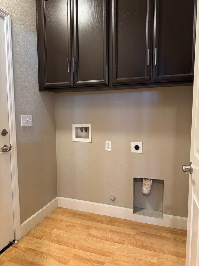 Building Photo - Charming single home in Roseville!