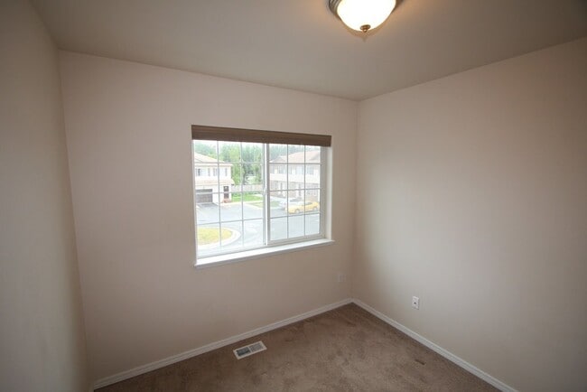 Building Photo - 3 Bedroom East Anchorage Condo w/ Fenced Yard!