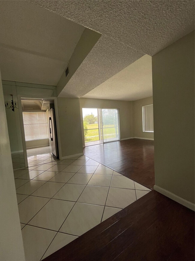Building Photo - 4158 Inverrary Dr