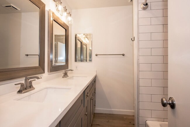 Building Photo - Completely Renovated 2 Bedroom / 1.5 Bath ...