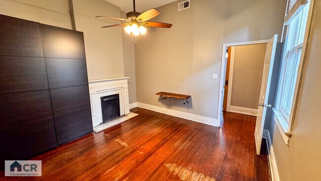 Building Photo - SPACIOUS 5Bed/3Bath right off Broadway!