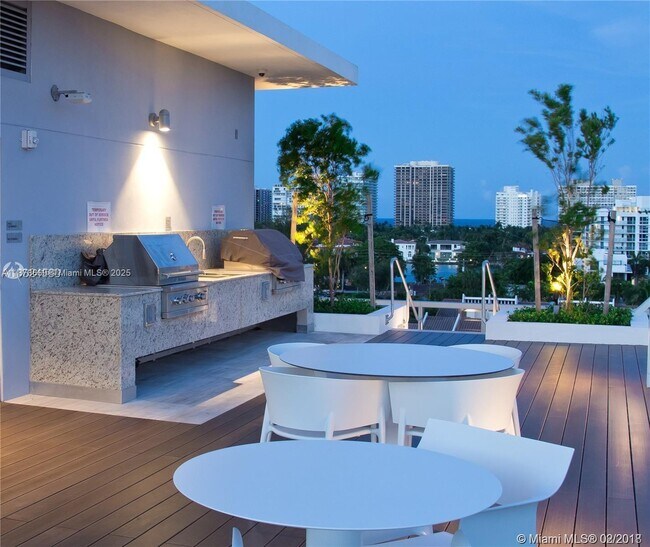 Building Photo - 9940 W Bay Harbor Dr