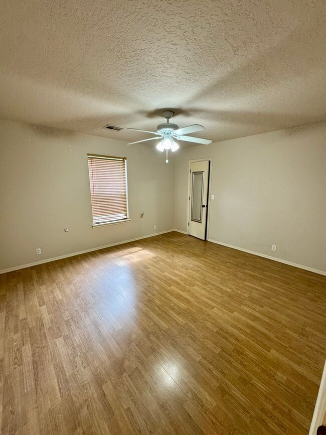 Building Photo - 3 Bedroom 2.5 Bath total 2,448 Square feet