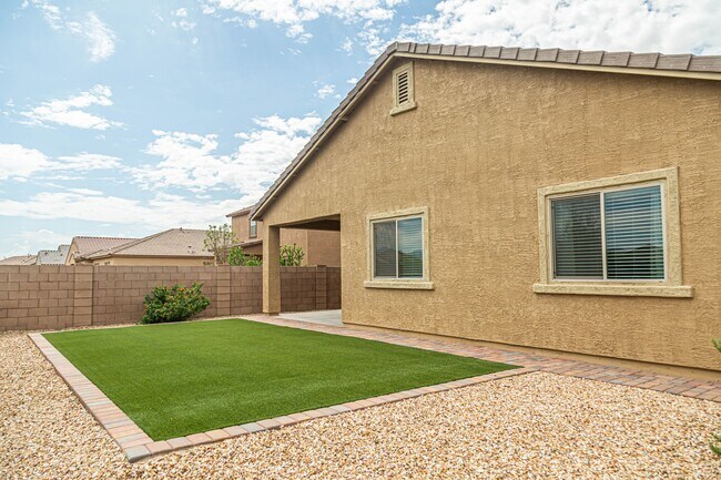 Building Photo - 12640 N Wildrose Dr