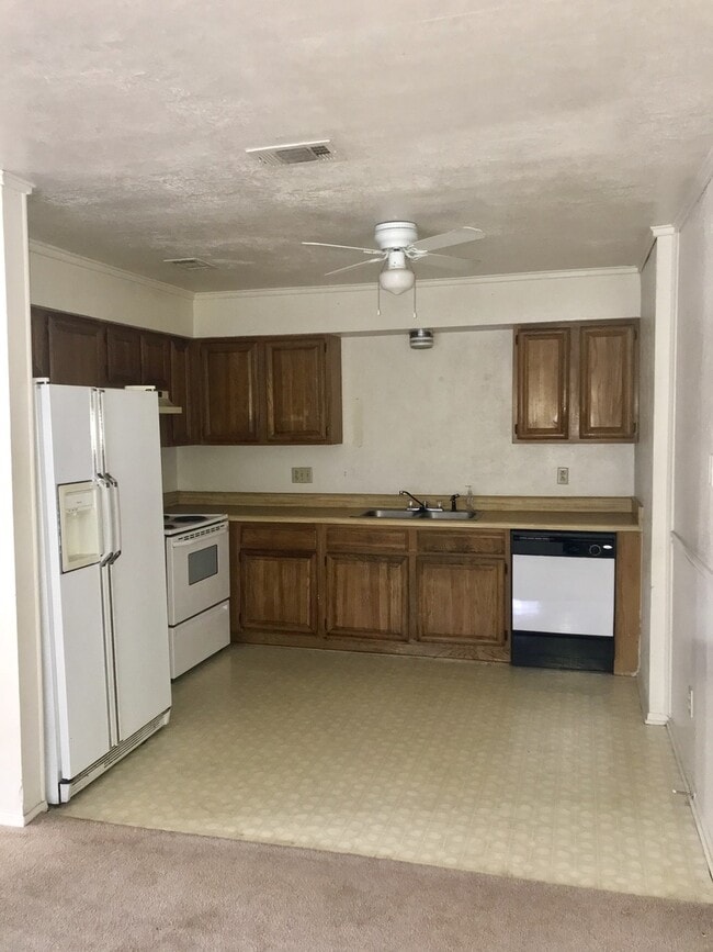Building Photo - 3 Bedroom 2 Bath