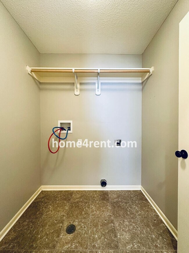 Building Photo - Gorgeous Olathe, 5 BR Home w/ Wood floors,...