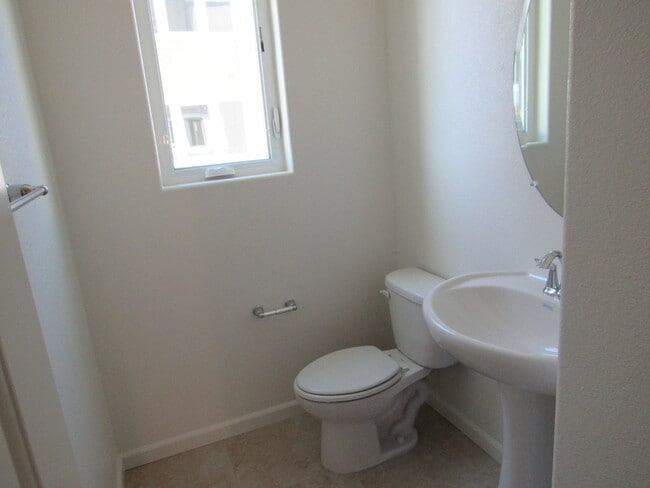 Building Photo - Stunning 3 Bed/3.5 Bath Townhome Walking Distance to BART