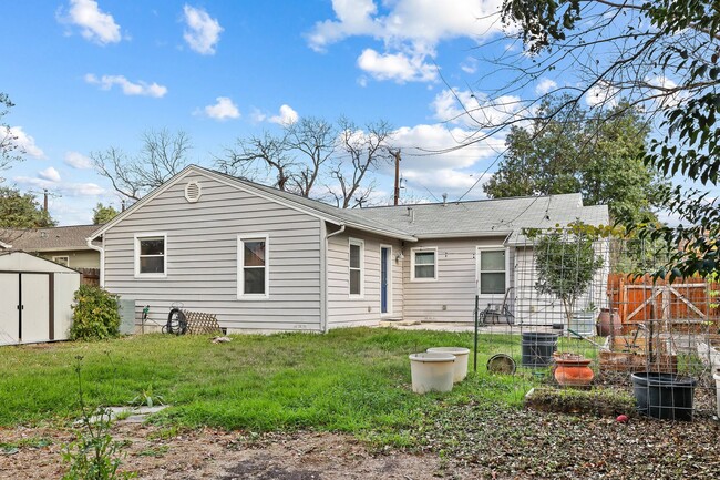 Building Photo - **Charming Home in Terrell Heights – Moder...