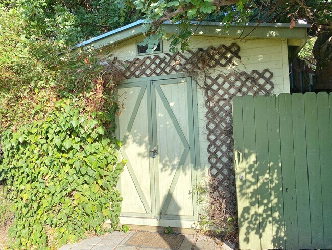 Building Photo - Hillside Los Feliz Cottage w/ Yard, Parking *ALL UTILITIES INCLUDED*