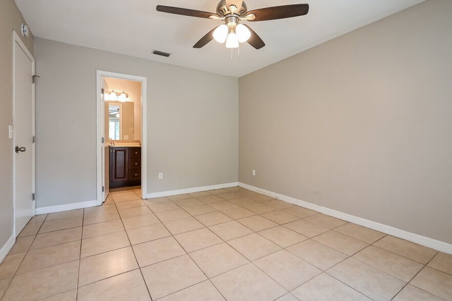 Building Photo - 1834 Manitoba Ct N