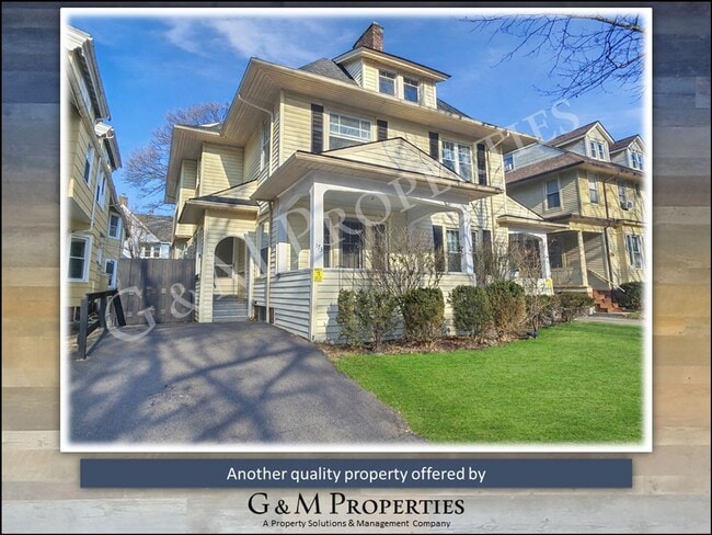 Building Photo - Rare Park Ave Rental – Spacious 3-Bedroom with Original Charm