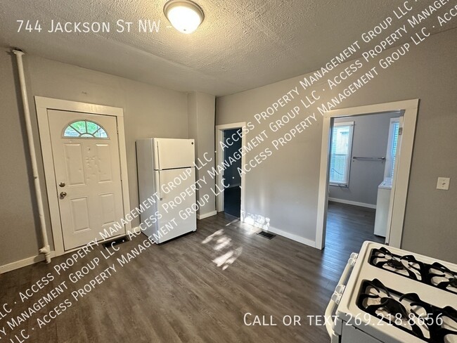 Building Photo - 744 Jackson St NW