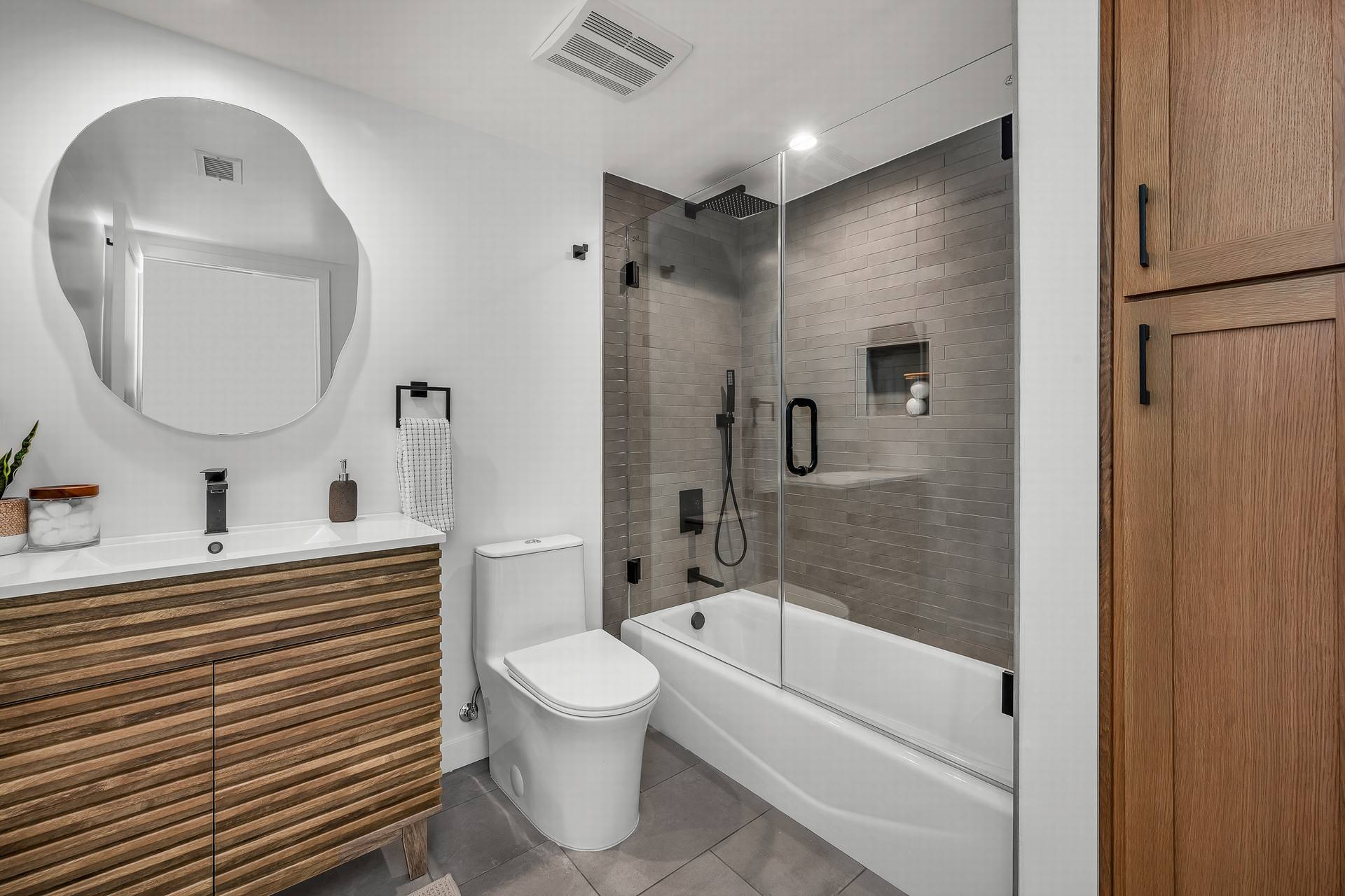 Building Photo - 616 W Ellis Ave