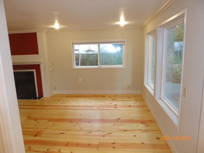 Building Photo - Beautiful 3 Bed 1 Bath Single Family House...