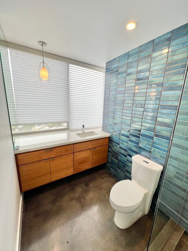 Building Photo - Private 16th-Floor Oceanview Residence with Belmont Pier Views