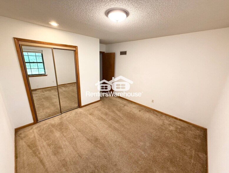 Building Photo - 612 SE Kristi Ln