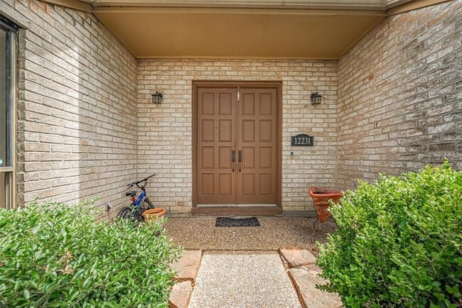 Building Photo - 12231 Carriage Hill Dr