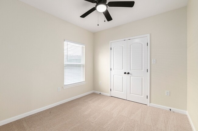 Building Photo - 102 E Val Verde St