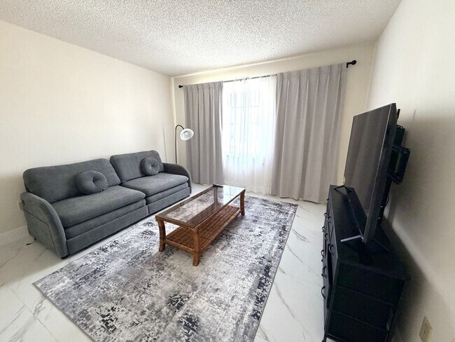 Building Photo - 2/2 STUNNING SEASONAL RENTAL IN SUNNY N. FT. MYERS, FL