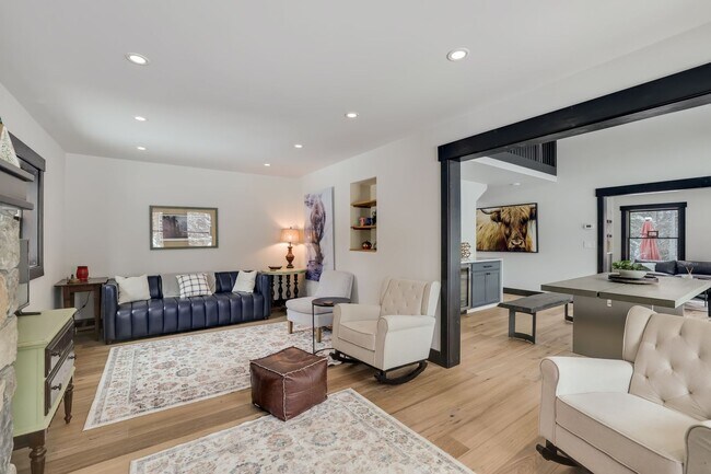 Building Photo - Luxury 3 bedoom/2.5 bathroom Home w/ Hot Tub