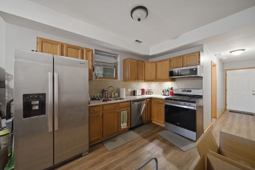 Building Photo - 844 N Wood St