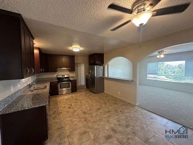 Building Photo - Homes Management - 2 Bed, 2 Bath Triplex i...