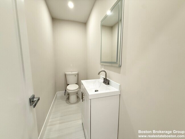 Building Photo - 10 Cawfield St